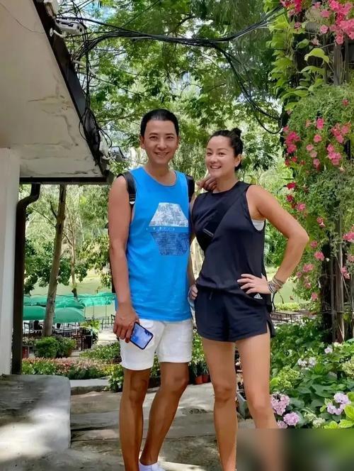 50岁瞿颖超市手写标签。这哪是松弛，这分明是老娘钱够多！
 
你以为她只戴2块5