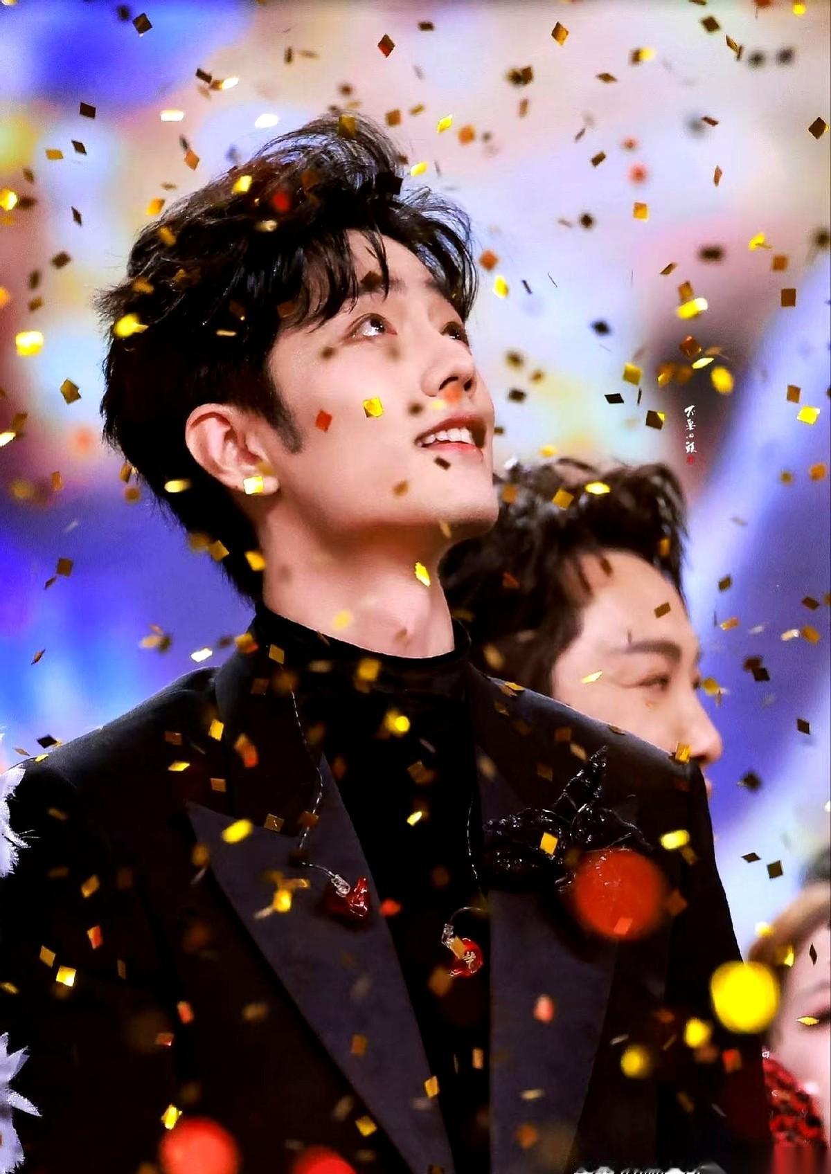 说说东方卫视那场跨年。
本来窝在沙发里，就是换个台听个响，顺便看看今年又是谁在对