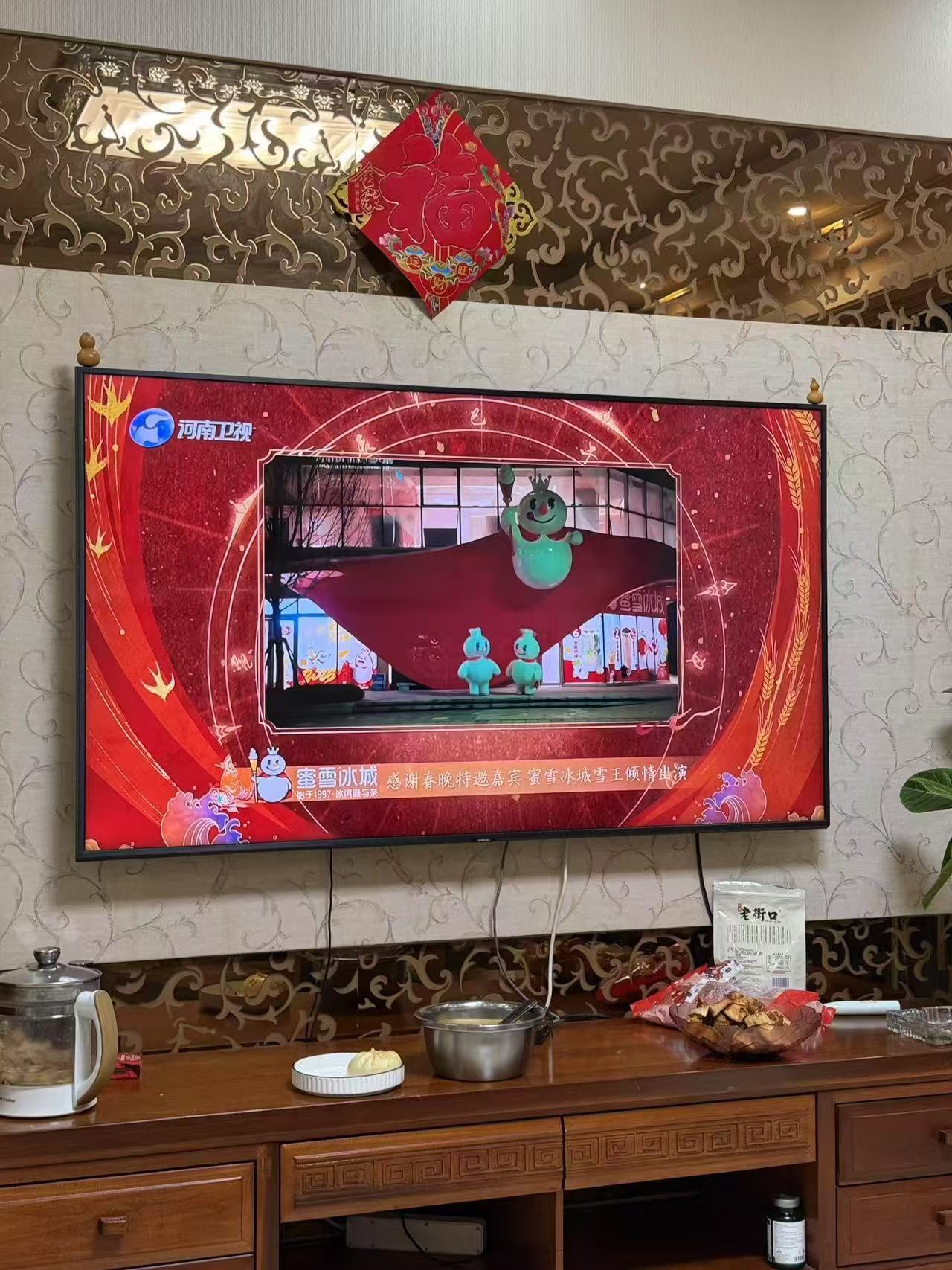 雪王居然上春晚了 雪王亮相春晚，河南荣耀时刻。传统与现代的完美融合，欢乐喜庆共度