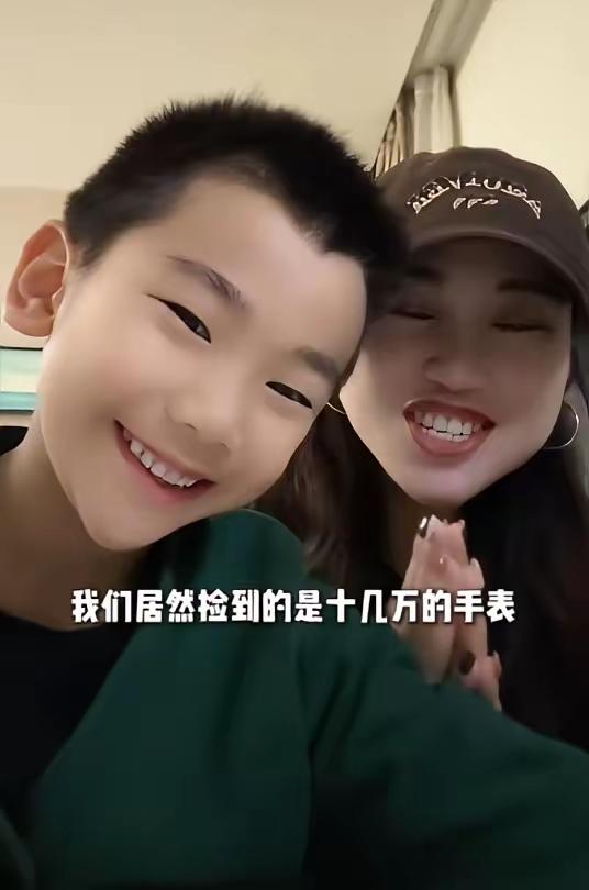 [月亮]5月1日，武汉一男孩在饭店捡到价值十余万的“绿水鬼”，母子俩当即交给店方