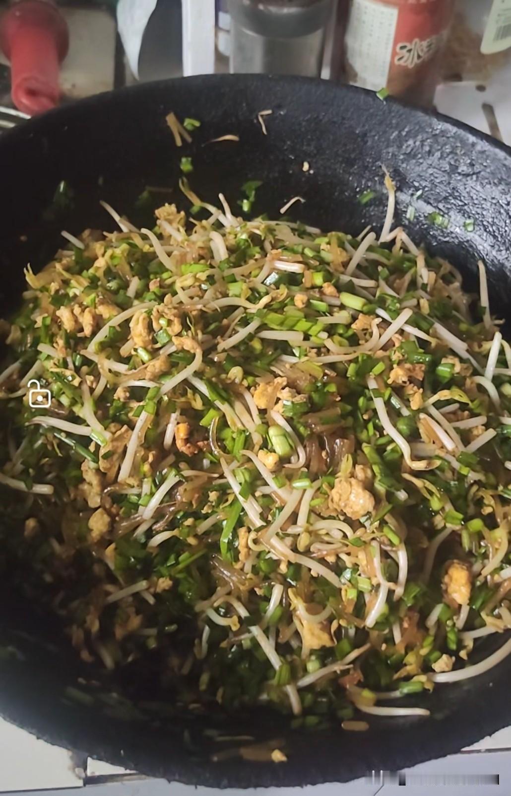 地里的韭菜很长时间没割了，再不割就老了，今天去地里拔回来了两把韭菜，准备包饺子，