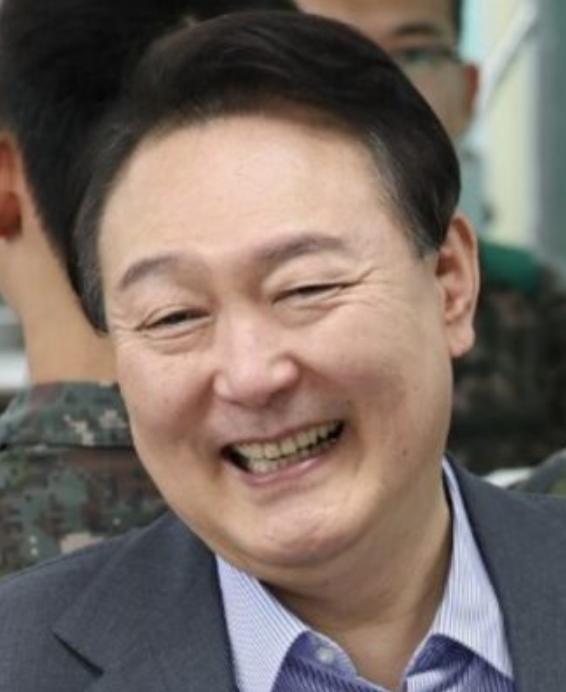 经过仔细对比，大衣哥比瘾大总统嘴大一圈。