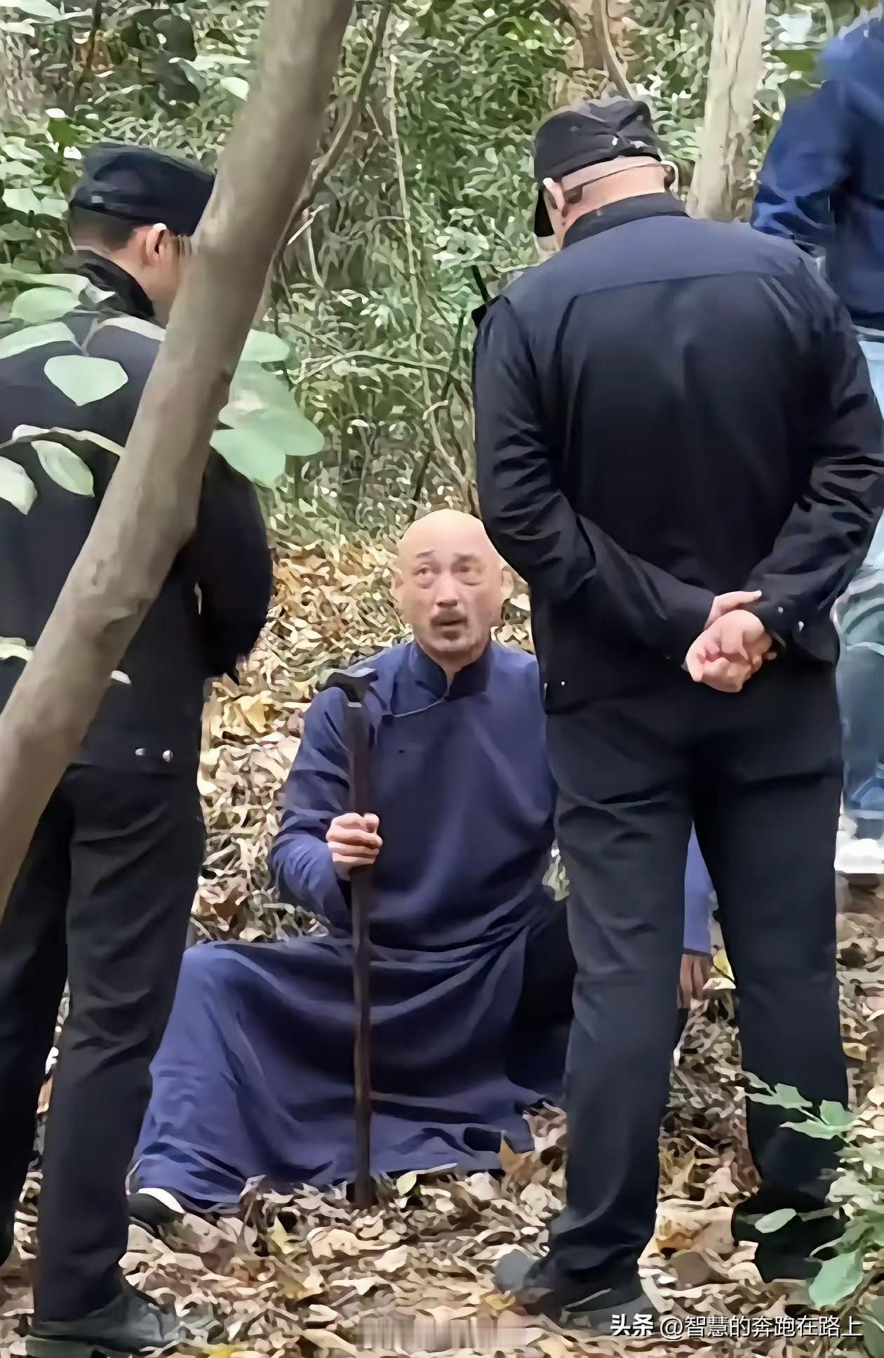 某景区，酷似“蒋介石”的人忽悠游客。
游客报警后假老蒋从后山溜走，结果无所遁形。