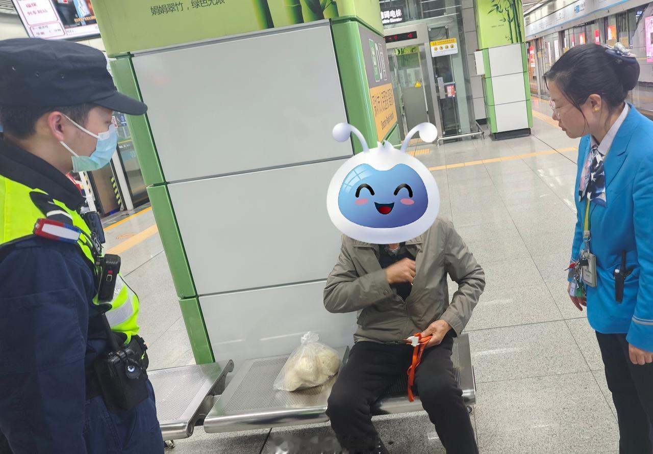 温馨提示：宝们搭乘地铁出行时，如遇到突发情况，别慌张，随时联系身边的 “蓝精灵”