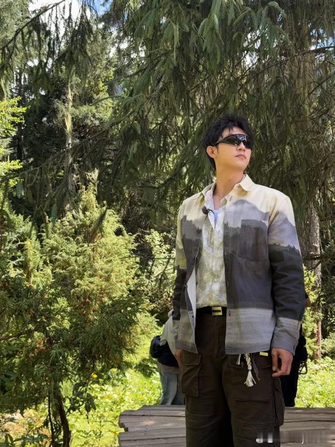 黄景瑜发近期见闻黄景瑜山林赛车反差感黄景瑜近期超有范儿！在山林，他穿着复古风休闲