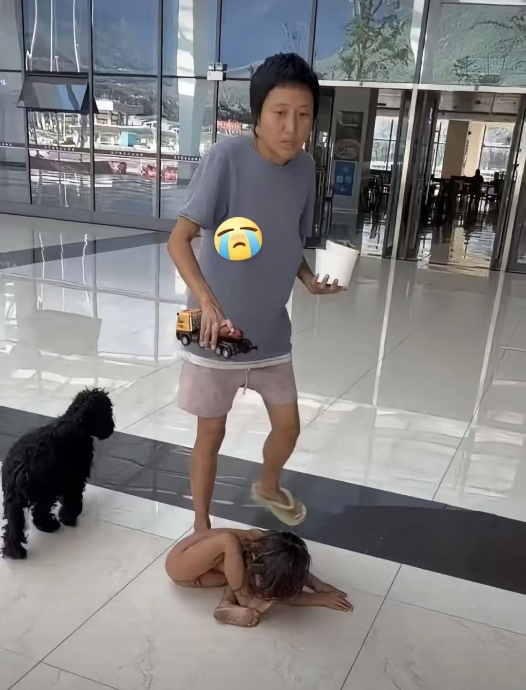 刷到“野人小孩”的视频时，浑身汗毛都竖起来了！高速休息区里，孩子光着身子像狗一样