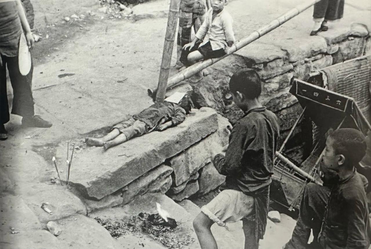 一张催泪的老照片——日军飞机的“无差别轰炸”下，普通国人如何捍卫死者尊严？194