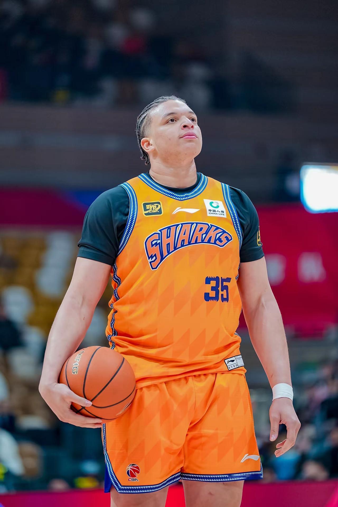 洛夫顿轮休，广东男篮的赢面更大了吗？洛夫顿的缺阵，确实会削弱上海男篮的实力，但是