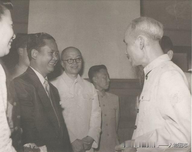 1955年6月26日，越南代表团访问我国。这是张闻天(中)和胡志明(右一)及缅甸