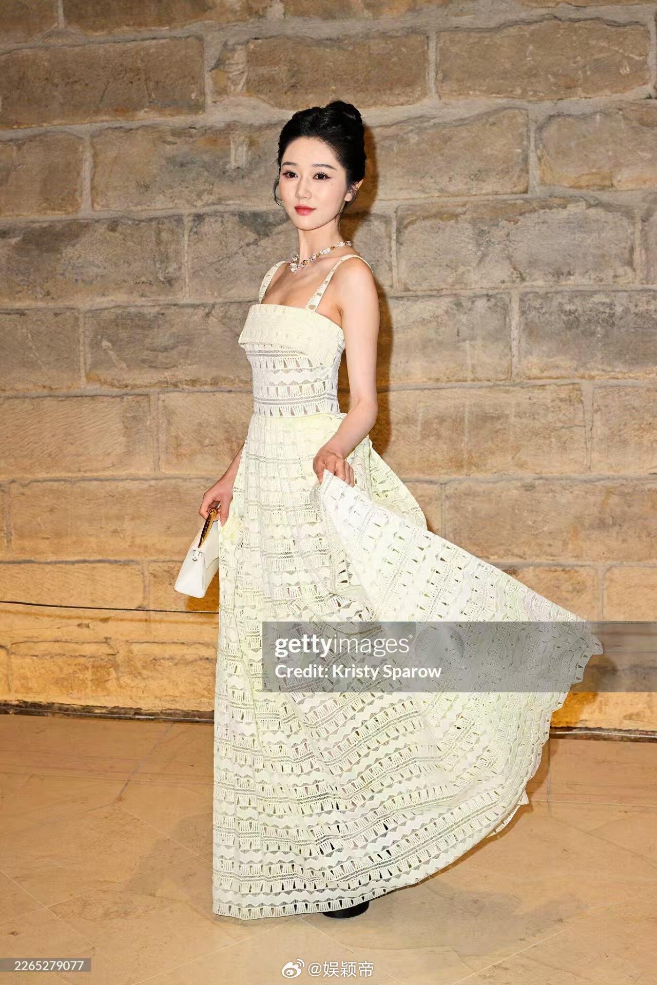 岳雨婷ES看秀造型 谷底翻身也就几天时间，纪梵希秀场她稳稳坐着。生图里五官精致，