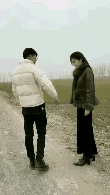 不让牵手，
不让搂抱，
你跟人家出来干嘛？[捂脸]