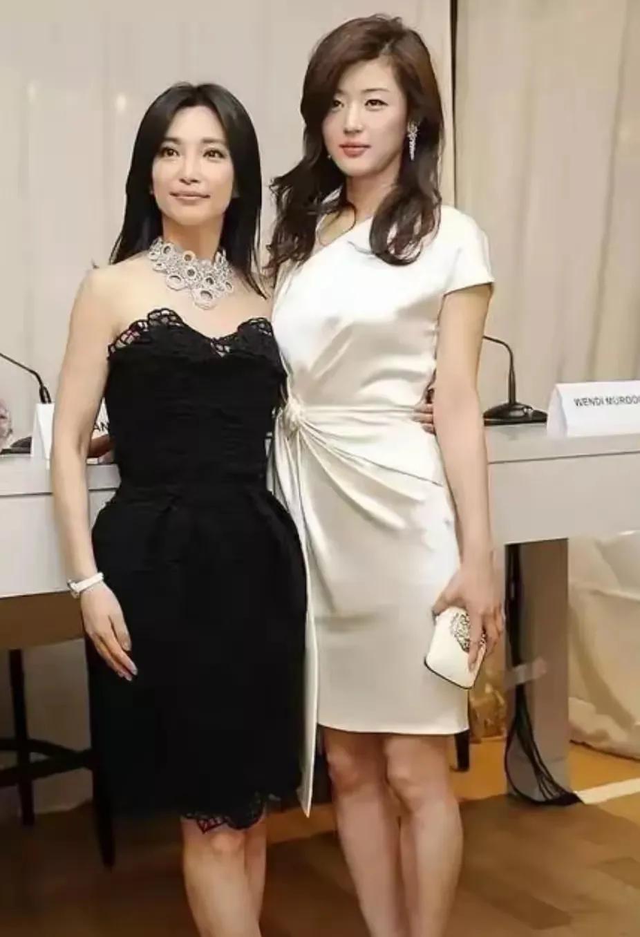 白衣服比黑衣服漂亮，但她没有黑衣服的名气大！从身高和颜值上来看，白衣服的很明显是
