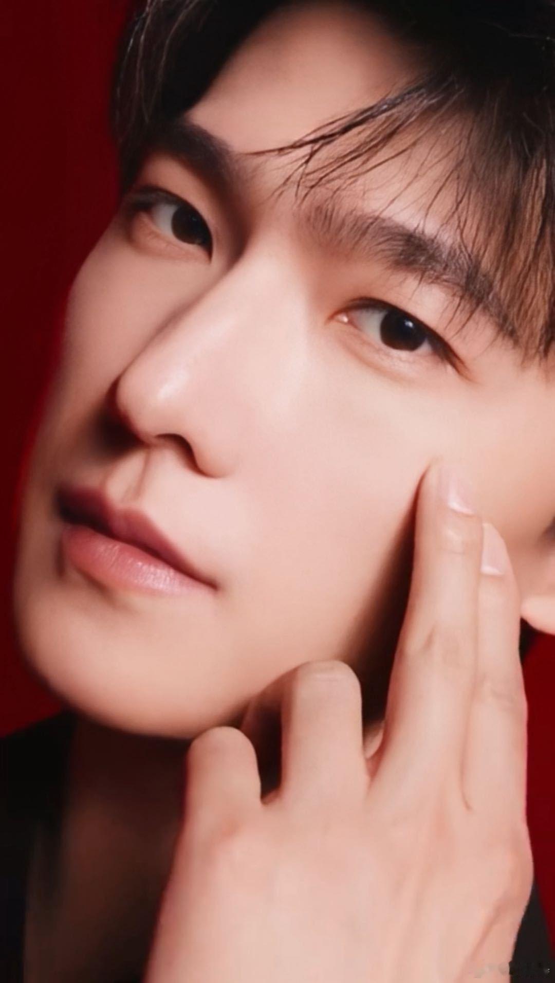 不知道 杨洋穿黑西装很曼妙黑西装终于等来了最适配的脸，杨洋All Black一出