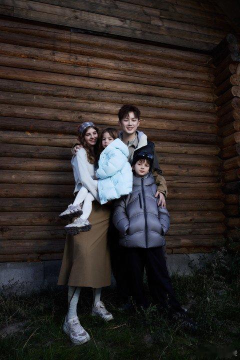 董力儿子女儿颜值斐乐儿童虎爪鞋FILAKIDSFILA十年前董力当实习爸爸，穿鞋