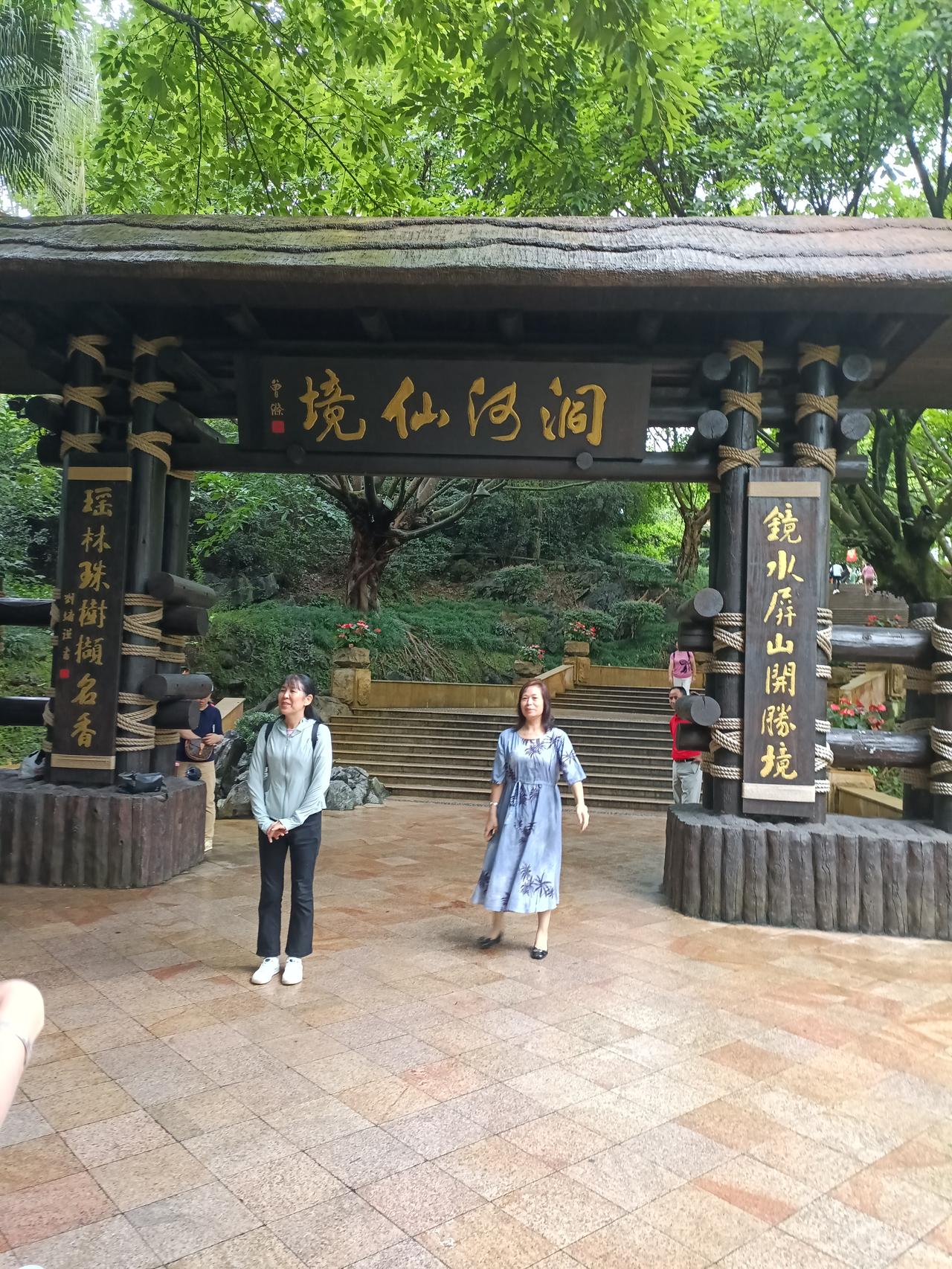 去连州地下河完全是意外之喜，藏在粤桂湘交界崇山峻岭里的巨型石灰岩溶洞，当地原先都