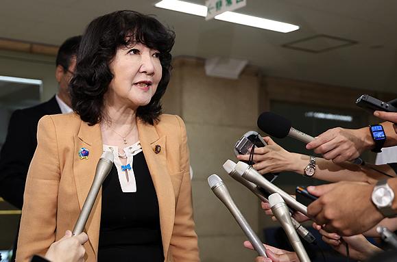 日元崩了美国罕见救市，郎教授揭穿真相：救的不是日本是美债
美元对日元一度逼近16