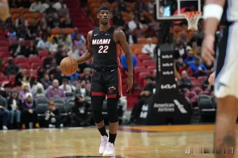 据NBA分析网记者詹姆斯皮尔西报道，詹姆斯休赛期去留问题已经让湖人管理层急得像热