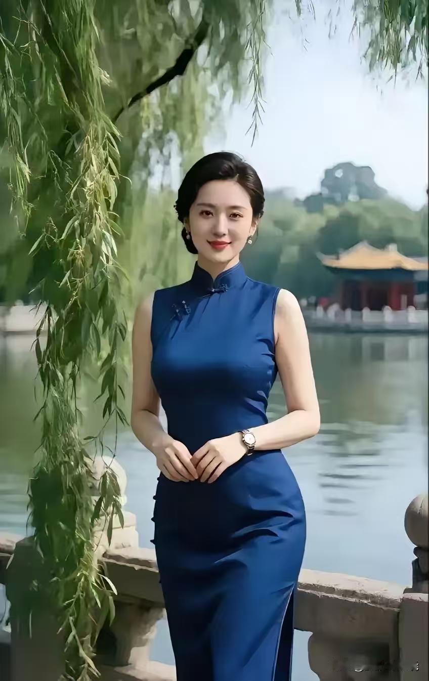 捣练子·自遣
经风雨，历沧桑，
浮沉一笑气轩昂。
抱朴清心尘不染，
闲看花落逐云