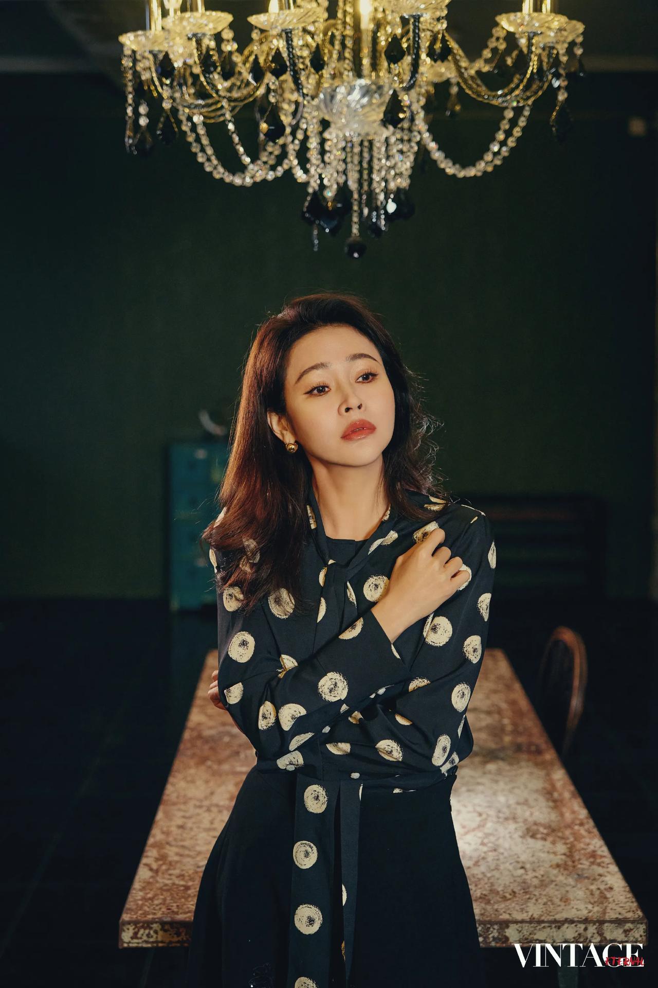 于明加复古街拍，妆容精致，气质美艳，妥妥的摩登女郎。