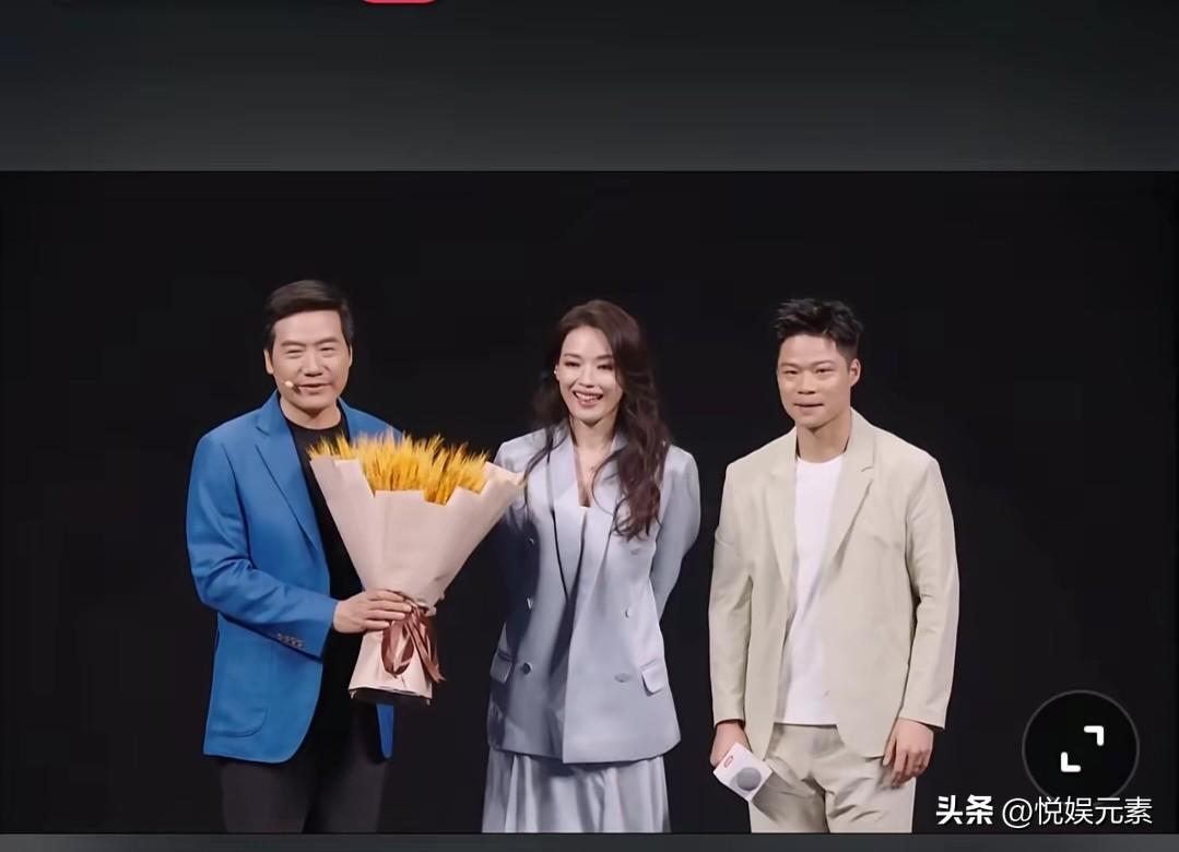 小米总裁雷军请舒淇任小米汽车形象代言人，但是在合影时大家注意没有，比起一些明星聚