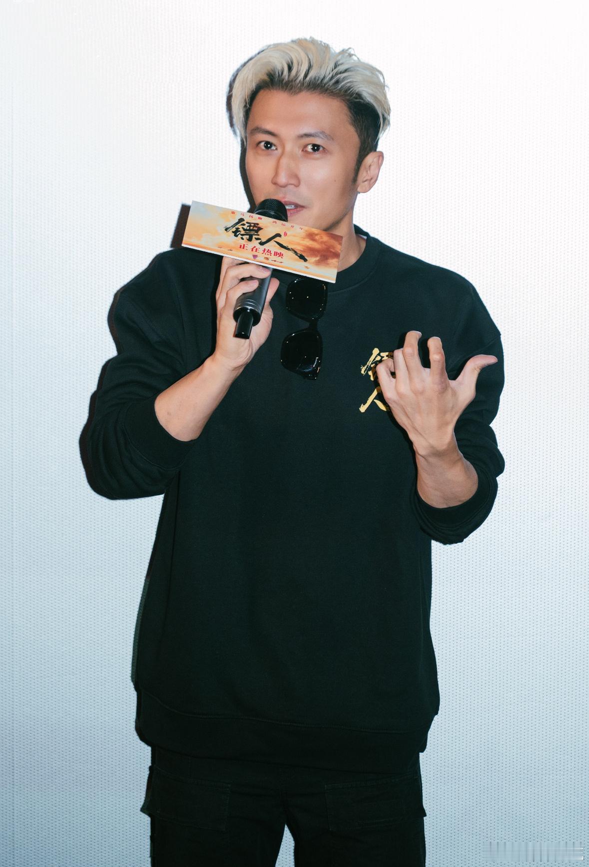 谢霆锋被粉丝调戏到红温 谁能想到荧幕上的硬核男神，被粉丝调侃几句就红温，纯情值直