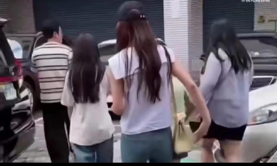 张兰晒小玥儿游玩照：S妈回应称保护好孩子们，不要让他们出现在大众面前。

张兰发