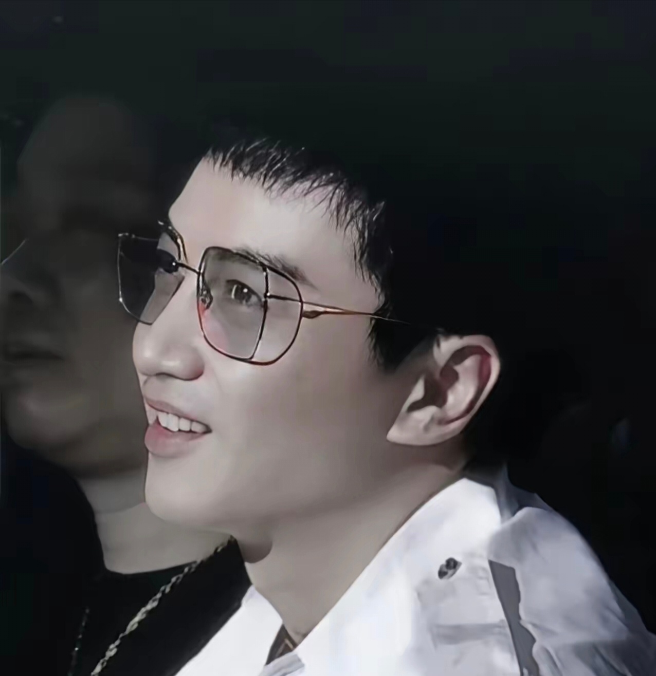 陈晓真的没之前那么憔悴了，面部饱满不少，松弛感很足 