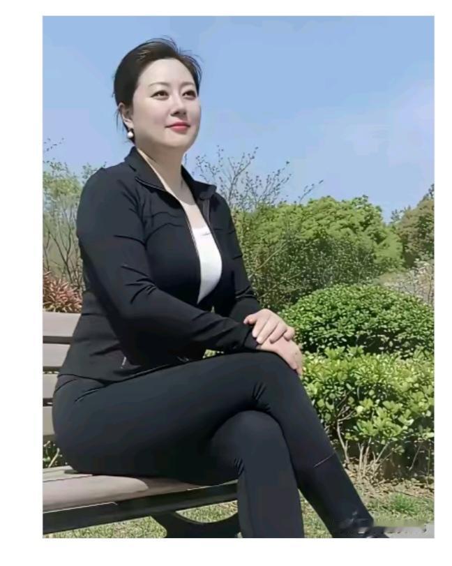 〔欣赏美女〕
图中画面真给力；
各个晒过七仙女；
都是一道风景线；
看山看水看美