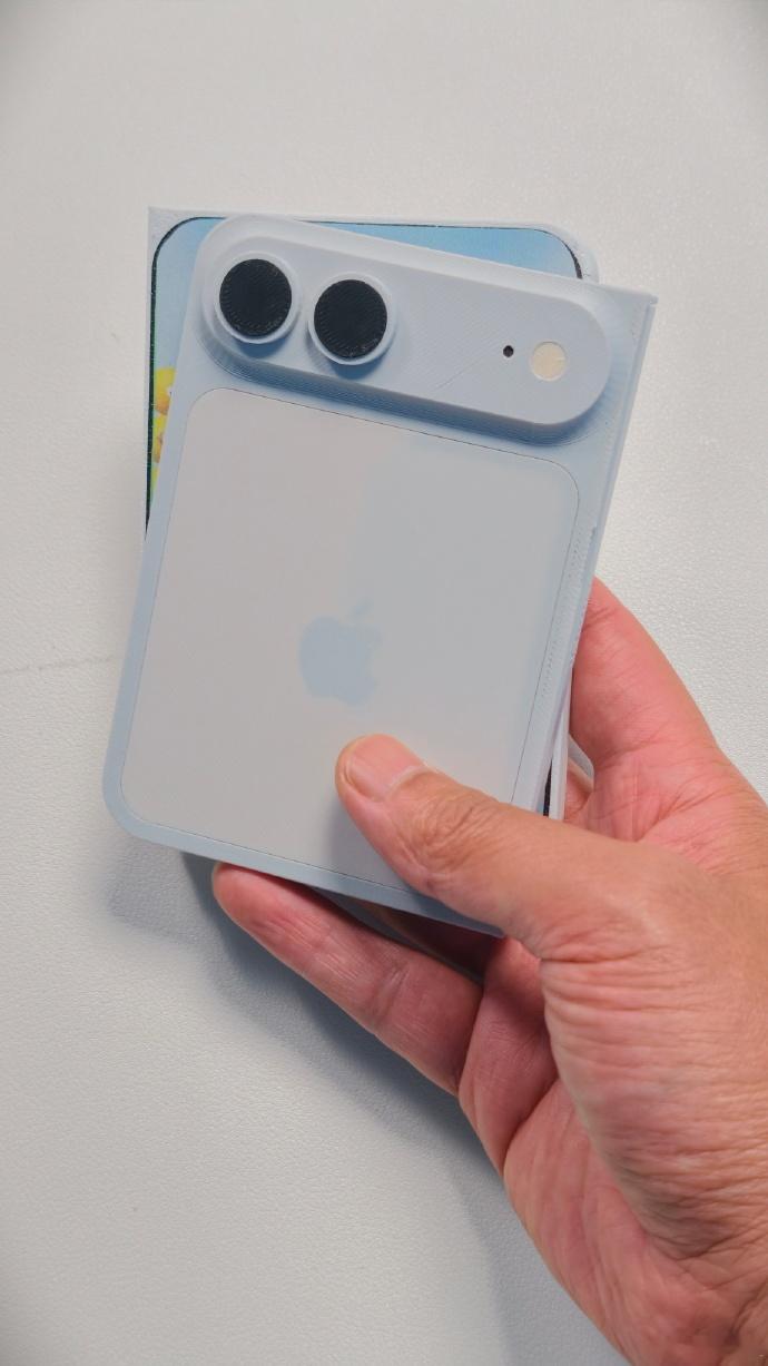 首款折叠iPhone我们可是第一波上手的长这个样子基本没疑问了，就是卖多少钱。我