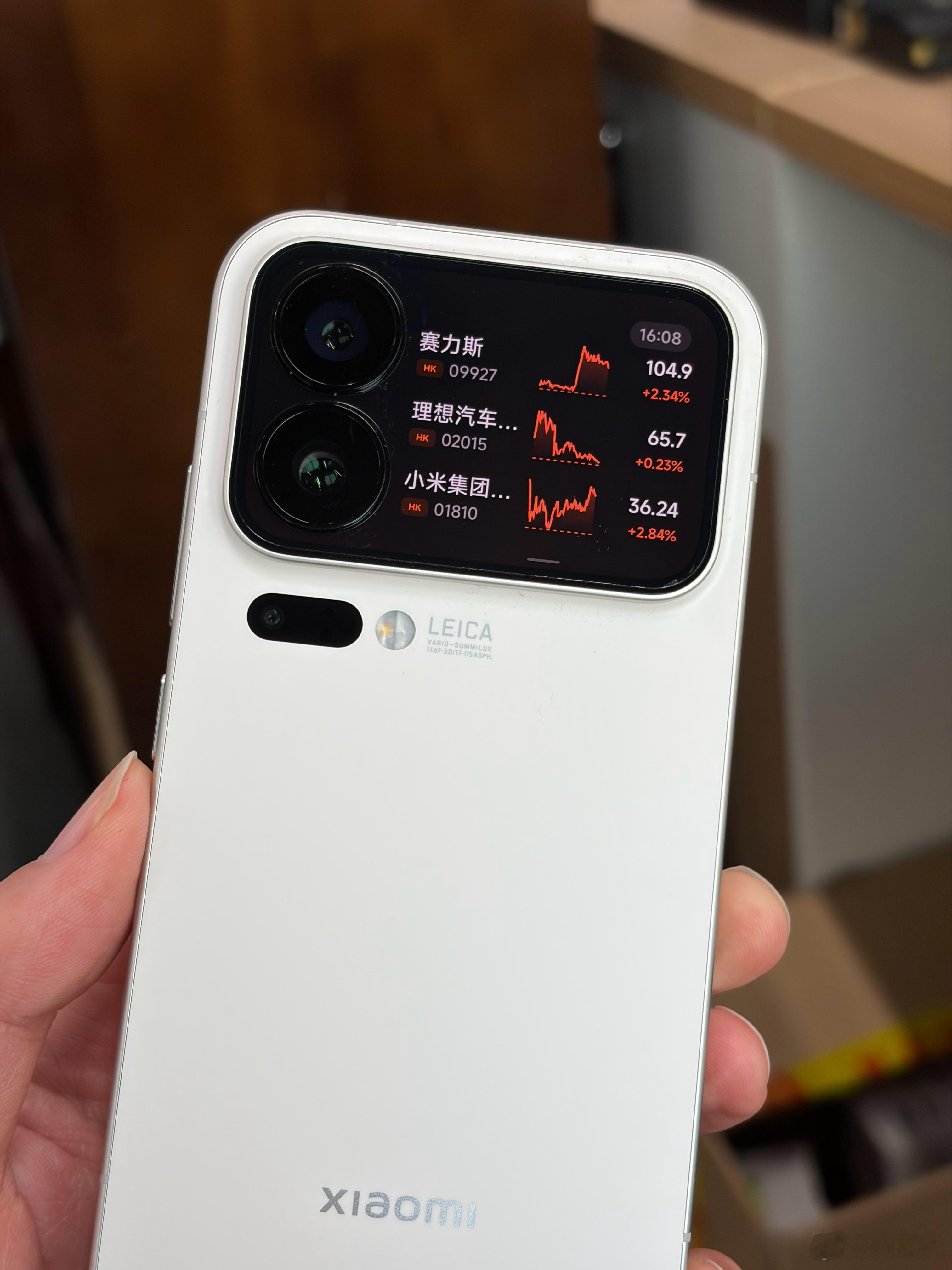 看看股票，喝喝茶，再玩玩手机，一天又这么过去了。兄弟们我以后会不会老年痴呆？