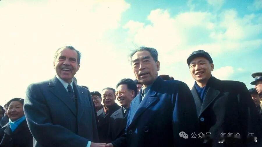 露天握手与蓝天
天空是蓝色，但不是“旧照片”的那种蓝。两个人在前面握手的时候旁边