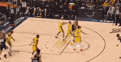 老詹的快攻意识，NBA历史第一强。 