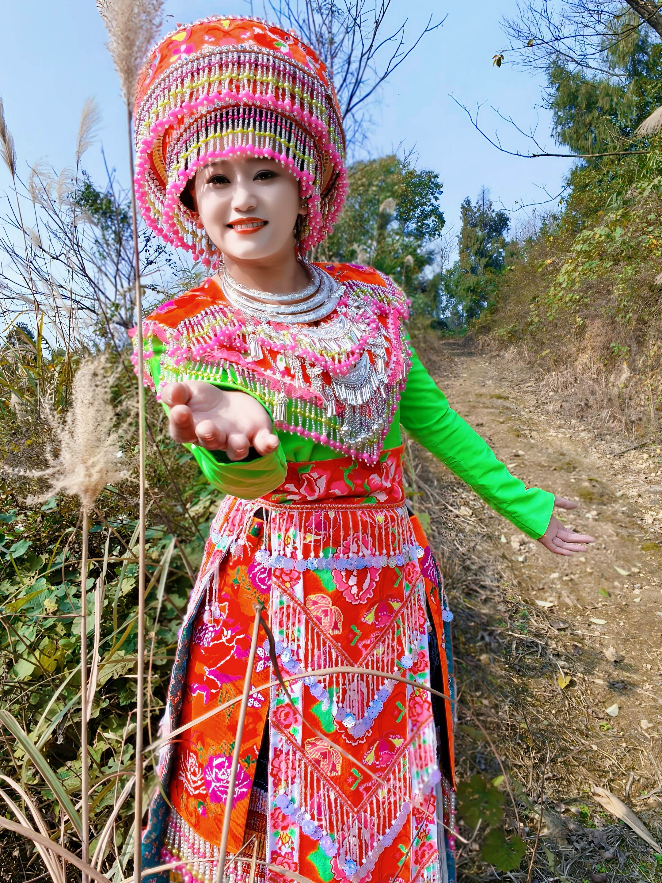 等格桑花儿开，你是否就回来……”