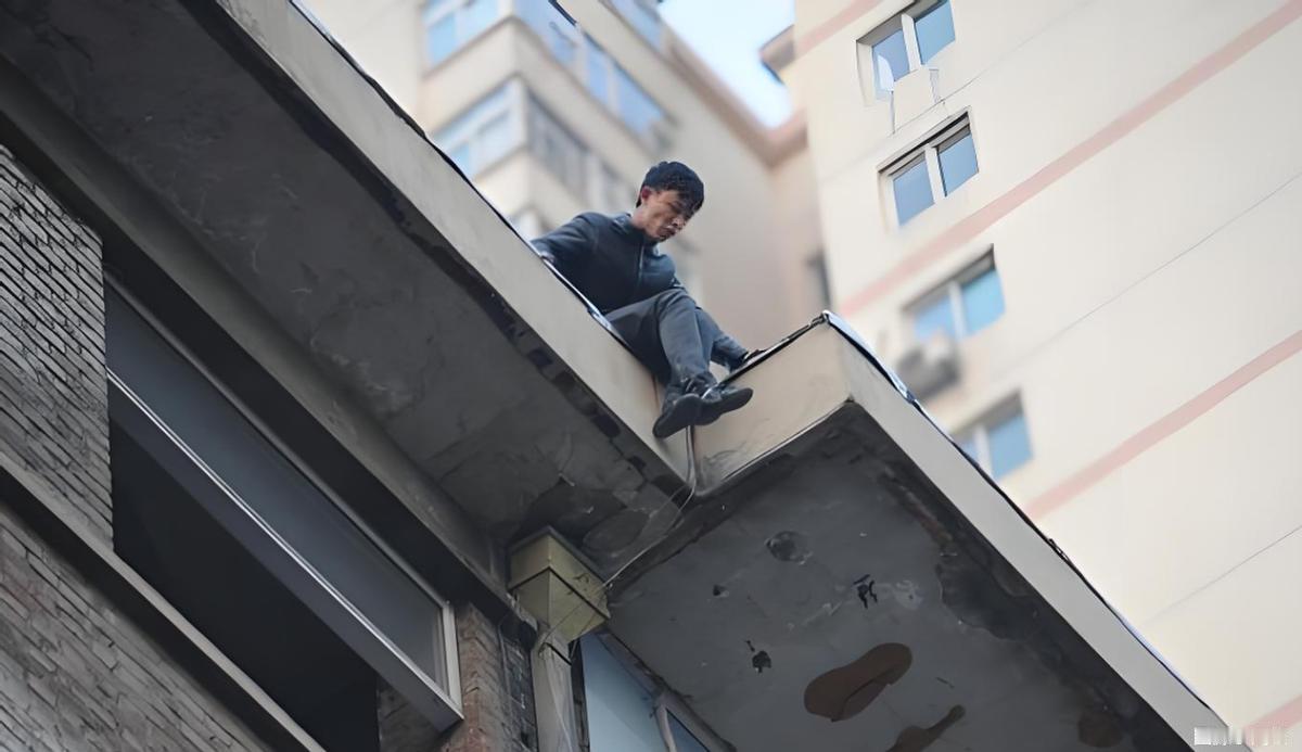 还有活路吗？2022年，广东男子瞒着妻子借495万炒股，赔光后跳楼了。债主找到妻