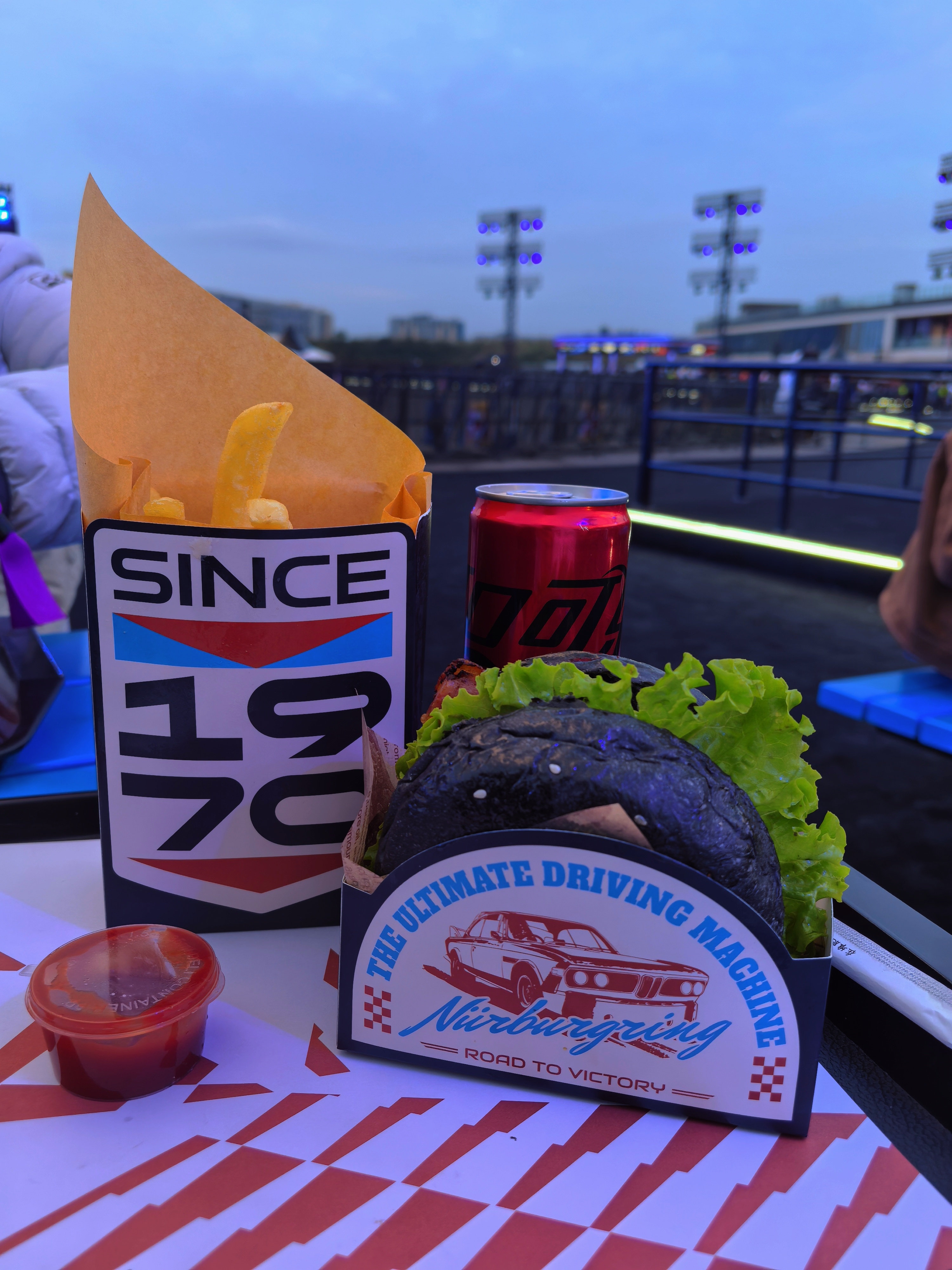 看看宝马M热血嘉年华的汉堡套餐，这包装到位不？是不是非常有feel？bmw m热