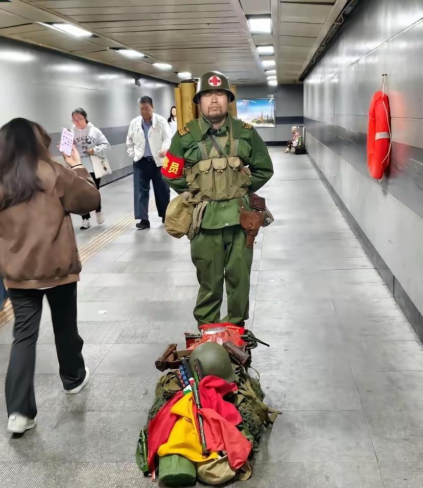 在广州体育西路熙熙攘攘的地下通道里，有个让无数人敬仰的怪人。
​他常年穿着褪色的