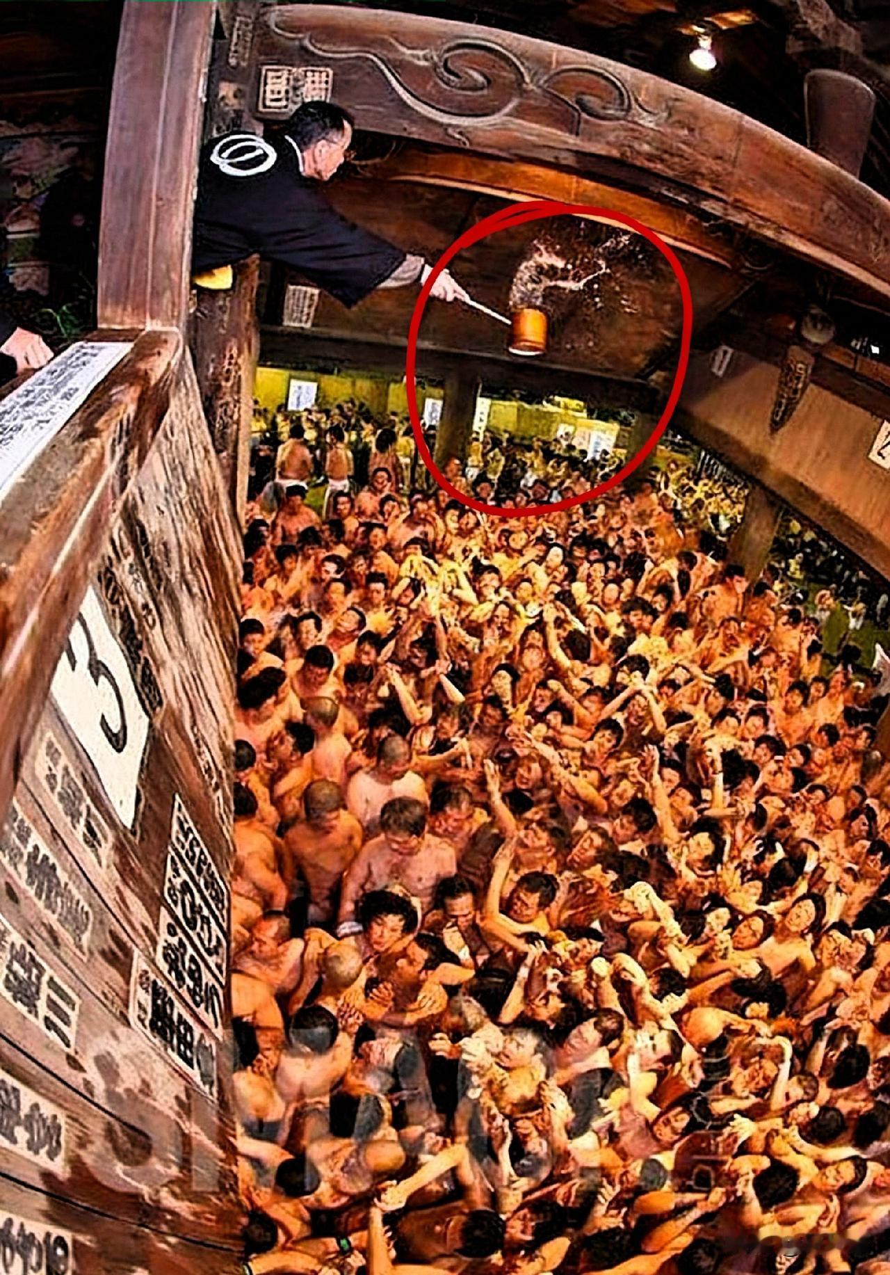 500年裸祭变惊魂，日本祈福再遭意外！

有网友调侃，野蛮人的行为，太变态。
