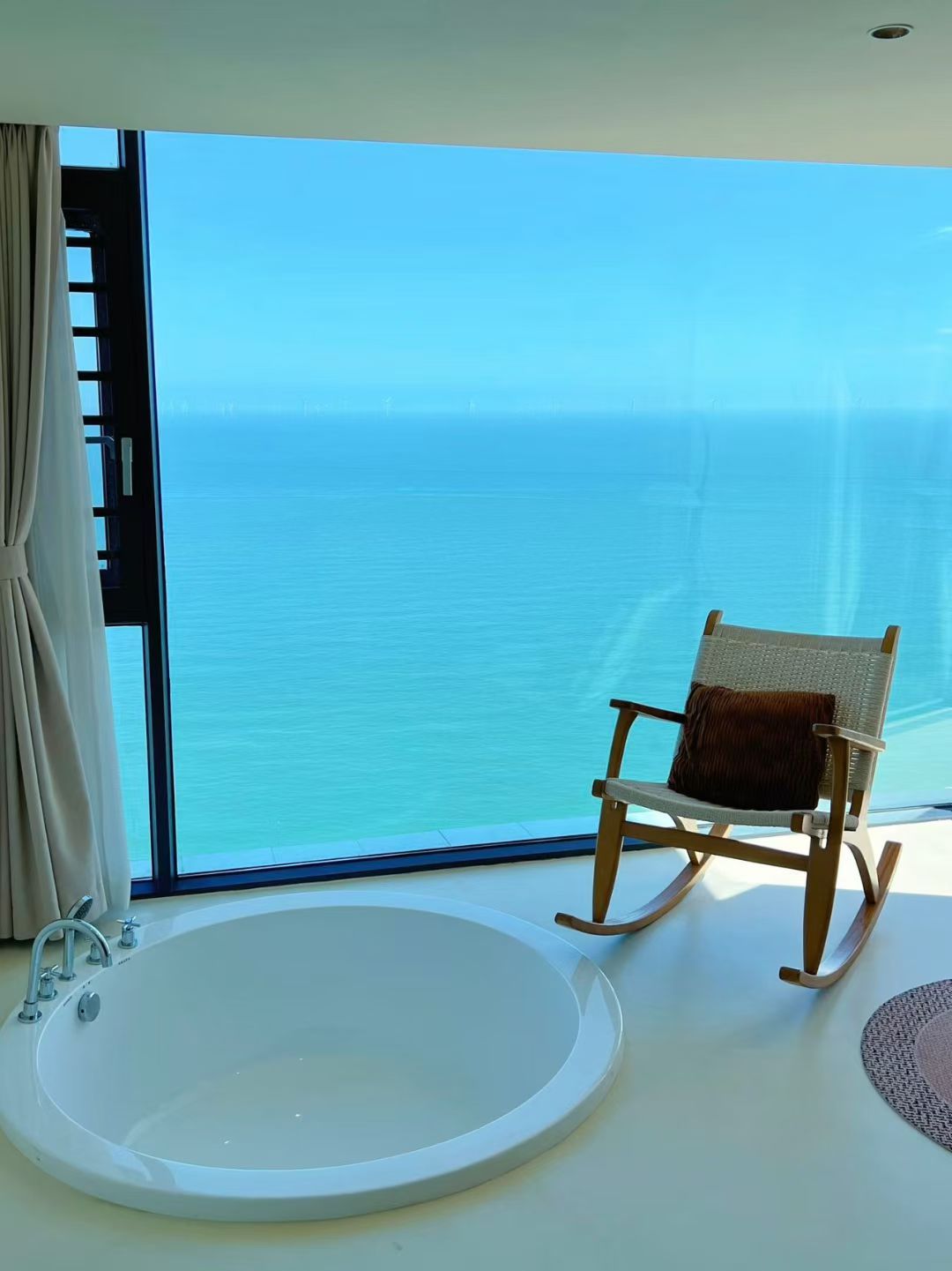 总以为自己还年轻，却忽略了岁月的脚步，当身边的一道道风景变成了回忆，却忽然发现风