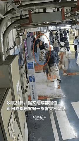 “这个女护士火了！”四川成都，一女护士假期出去旅游，可刚进火车站，就听见一孩子撕