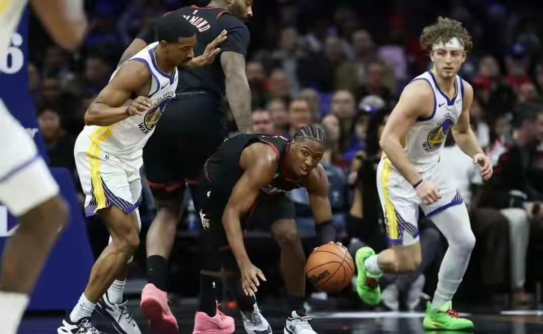 波杰姆你不是要接班库里，和马克西对飙啊。
库里、巴特勒缺阵，勇士单节10分创造了