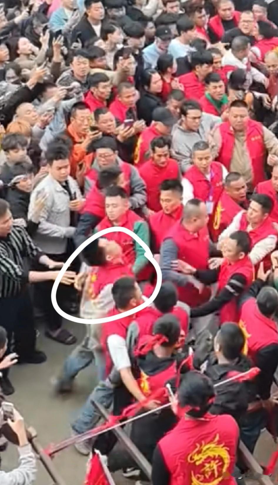 这个男的到底是谁，六个男人才控制住他，这是被附身了吗？一群没有信仰的人去办有信仰