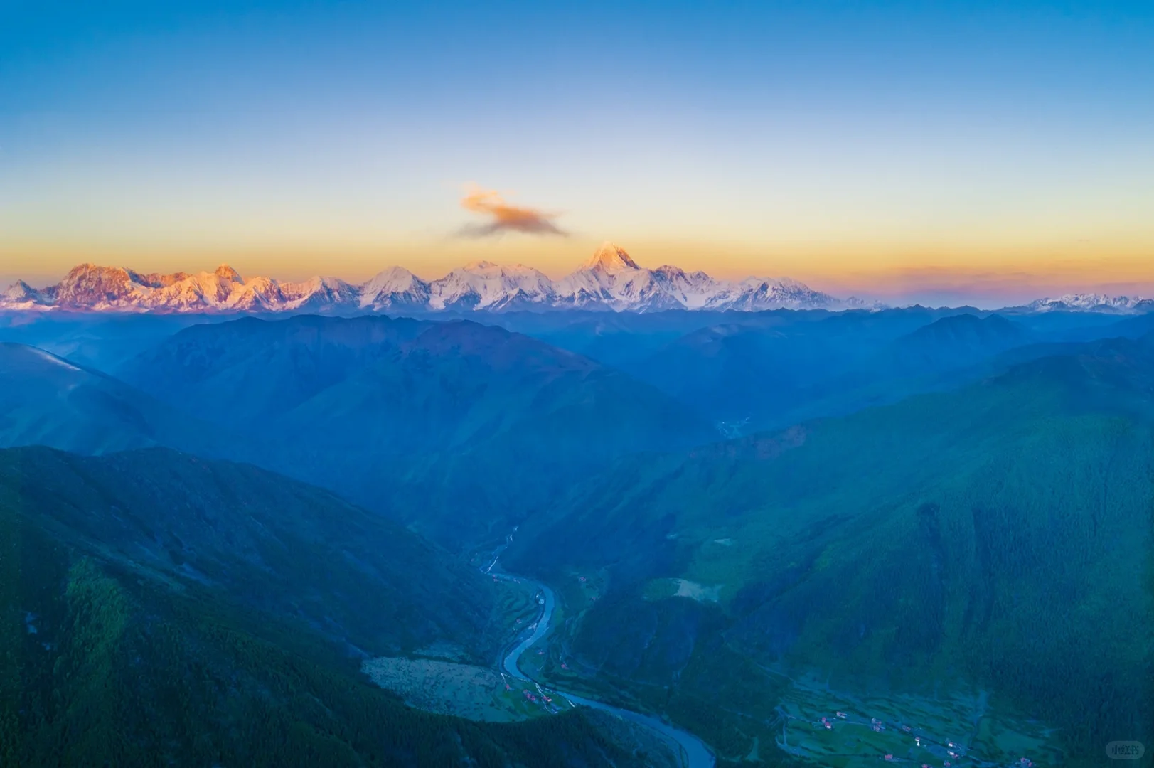 晚风夕照时，当无人机上升到4600米的高空，贡嘎雪山及其数十座卫峰终于...