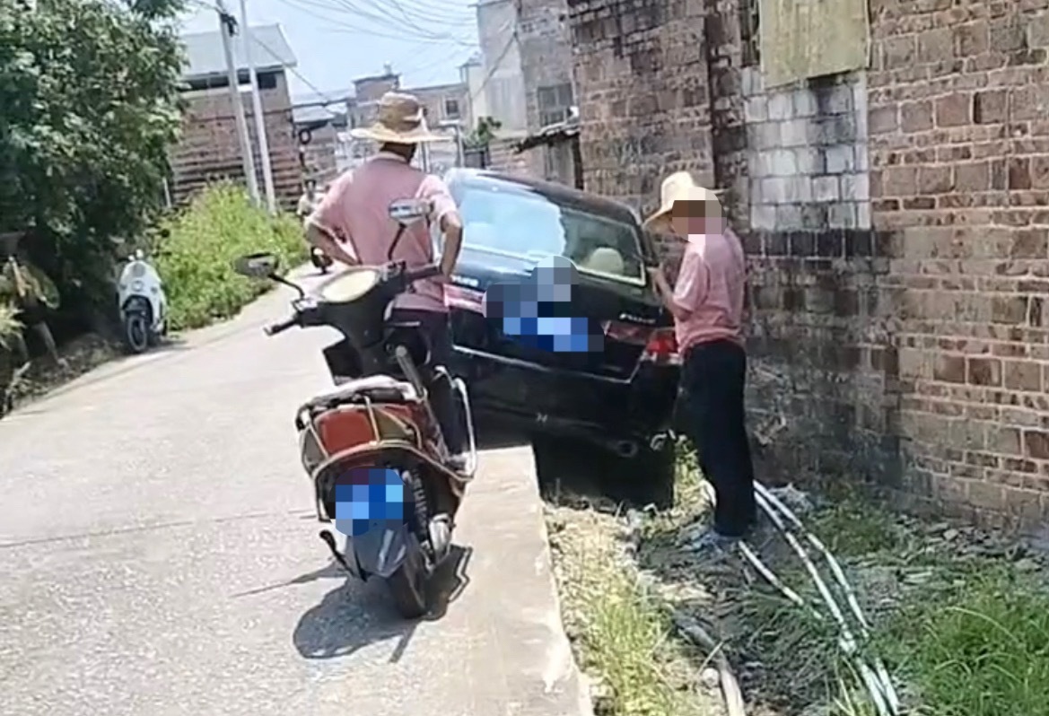 【桂D黑色小车撞到玉林乡村道路边受损】8月9日，一辆桂D车牌的黑色小轿车撞到玉林