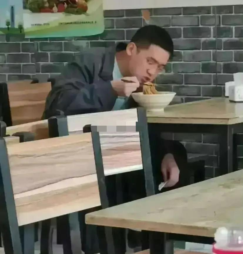 我吃面的时候碰到了一个明星，但忘了他的名字，你们能告诉我他是谁吗？