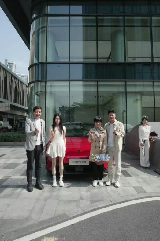 排面拉满！小米SU7首批交付！雷总+苏神亲手开门，谁羡慕哭了？

小米新品发布会