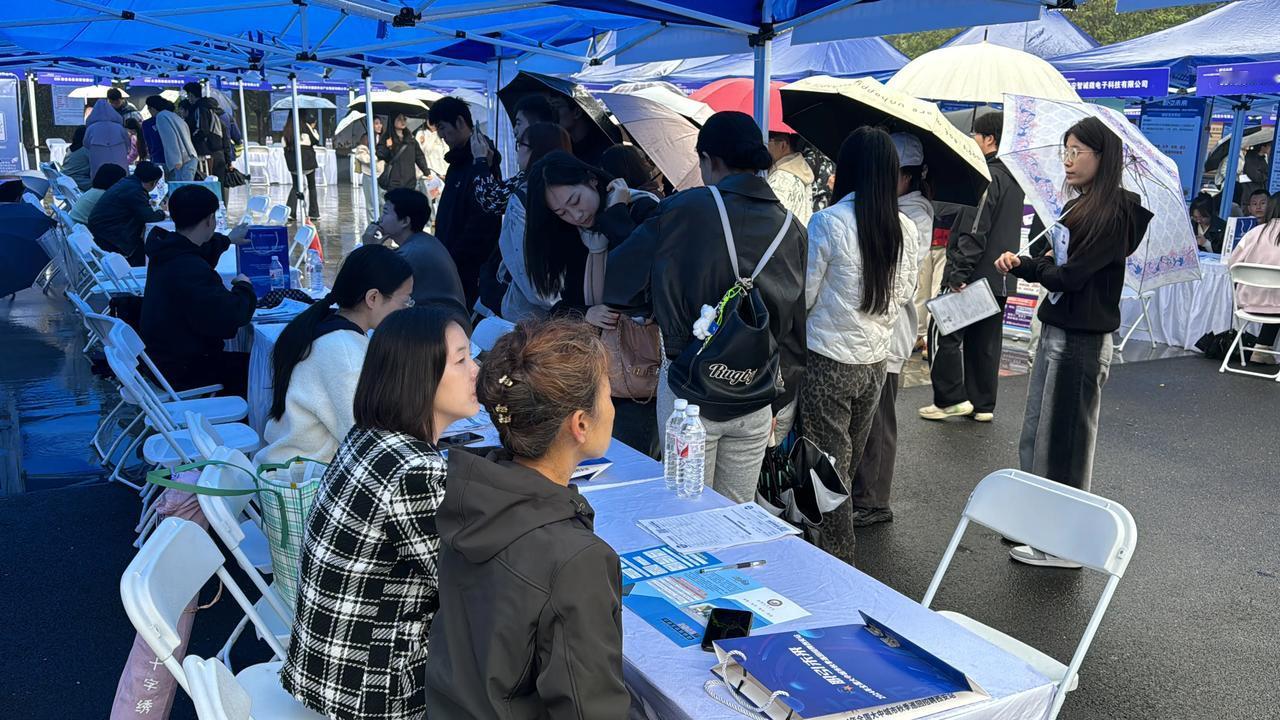 2024年全国大中城市
秋季巡回招聘会（西安文理学院站）举办
 
10月30日，