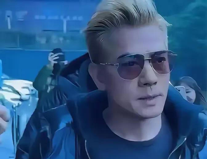 跑车全卖光，只为女儿书包。

郭富城把20辆超跑挂牌那天，全香港车行都以为他破产