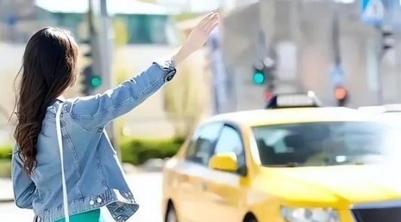 为什么大家现在宁愿等网约车，也不坐出租车？很简单，因为现在的出租车，已经彻底活成