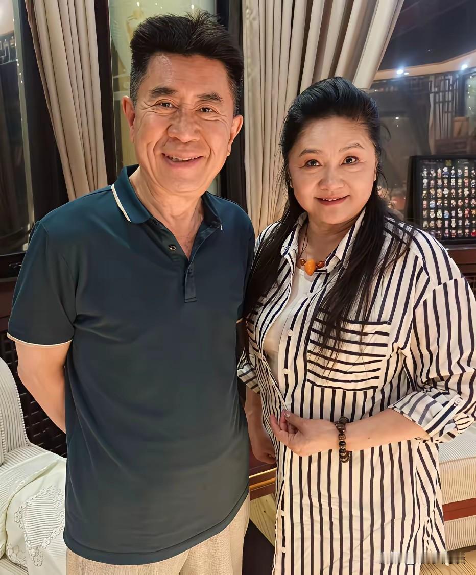 翻看这张老合影瞬间勾起回忆，当年两人妥妥的荧幕俊男靓女，颜值气质格外出众。岁月从