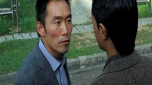 同样是拿命换钱，一个死后家人拿到几百万安家费，另一个却只能躲在破屋里吃剩泡面。